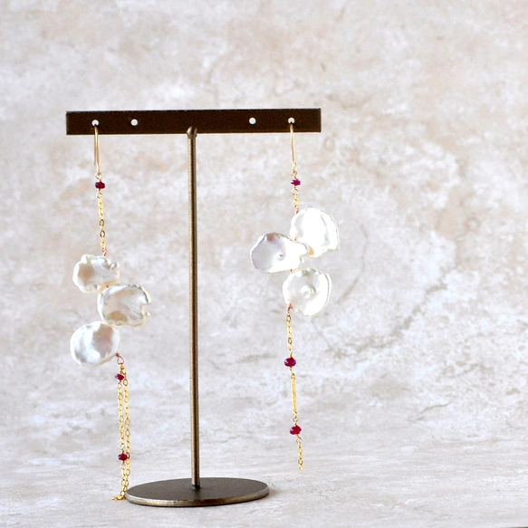 風待ちのつゆ草 – White Keshi Pearl × Ruby ピアス 14kgf