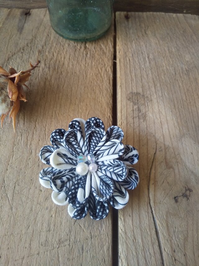 つまみ細工のお花の丸ブローチ