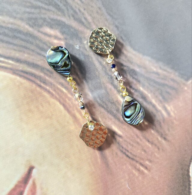1点作品☆ペアシェイプ型アバロンシェルピアス　イヤリングに変更可能☺︎ アバロンシェル アシンメトリーピアス／イヤリング ハンドメイド No