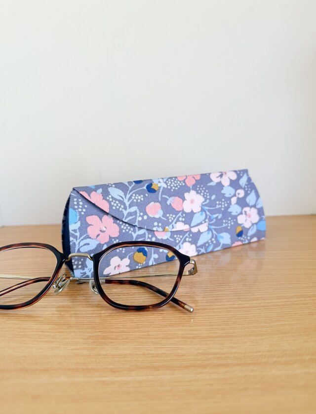 【受注制作】メガネケース（グレー地ピンクフラワー×ネイビー）