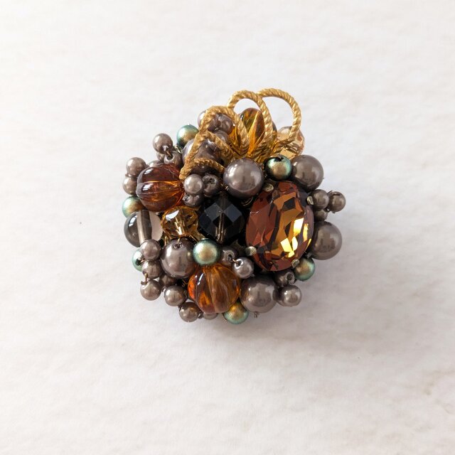 クリスタルガラスとメタルパーツの華やぎブローチ（K1234)