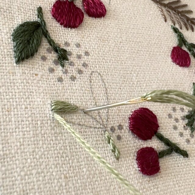 刺繍キット】クリスマスのミニリースフレーム -ネイビー - | iichi