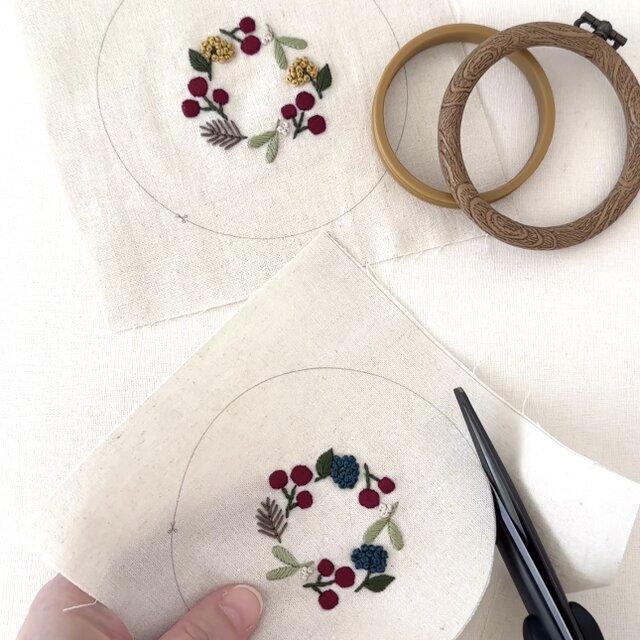 刺繍キット】クリスマスのミニリースフレーム -ネイビー - | iichi