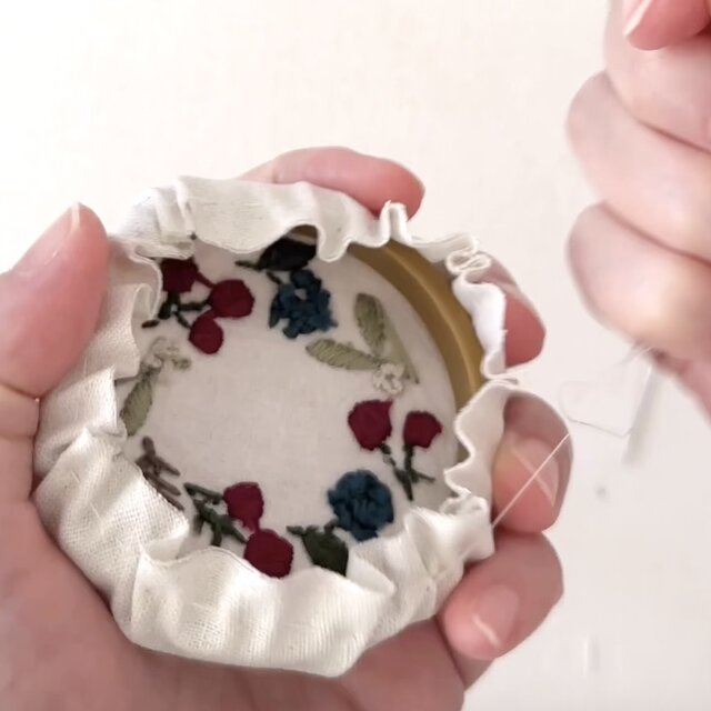 刺繍キット】クリスマスのミニリースフレーム -ネイビー - | iichi