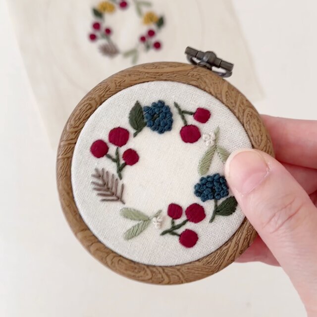 刺繍キット】クリスマスのミニリースフレーム -ネイビー - | iichi