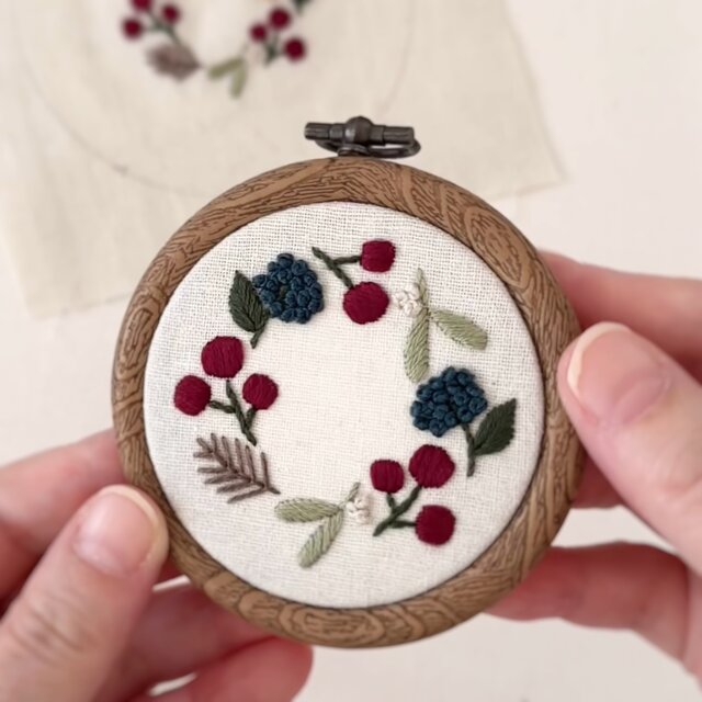 刺繍キット】クリスマスのミニリースフレーム -ネイビー - | iichi