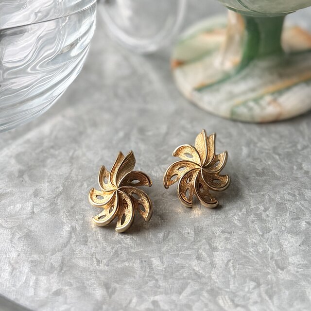 YM167-【 Monet 】モネ・ヴィンテージイヤリング Gold Tone Openwork Spiral Flower
