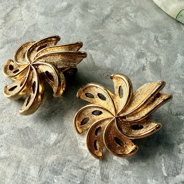 YM167-【 Monet 】モネ・ヴィンテージイヤリング Gold Tone Openwork