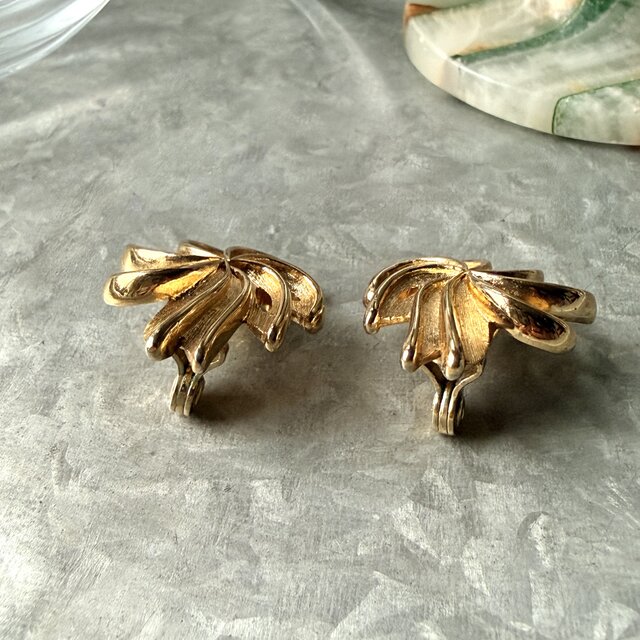 YM167-【 Monet 】モネ・ヴィンテージイヤリング Gold Tone Openwork 