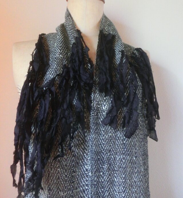 うす絹のフリンジが揺れる手織りマフラー　紺