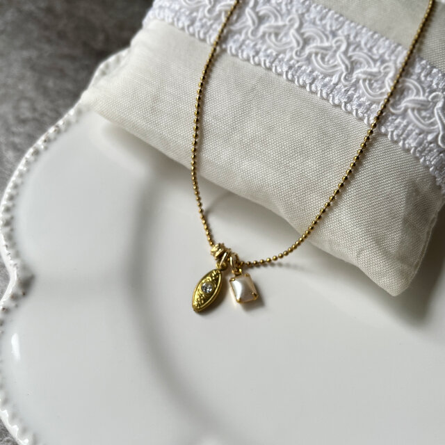 ヴィンテージクラスプ（留め具）と バロック ガラス パール の ステンレス ボールチェーン チャーム ネックレス