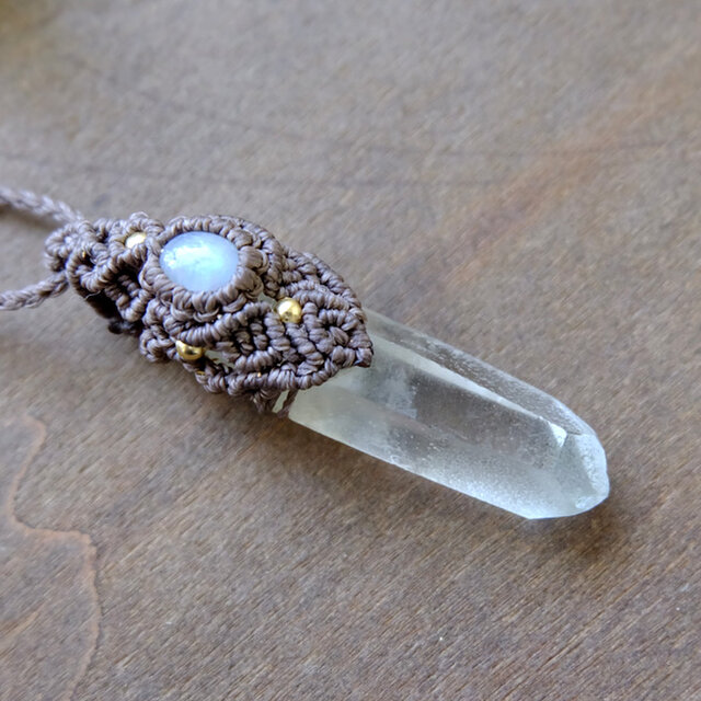 ヒマラヤ水晶ポイント （ガネーシュヒマール産）・ムーンストーン