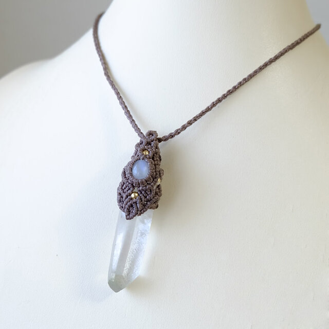 ヒマラヤ水晶ポイント （ガネーシュヒマール産）・ムーンストーン