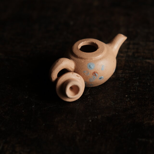 小ぶりで可愛い◇中国産 小ぶり陶器製ミニチュア急須 インテリア