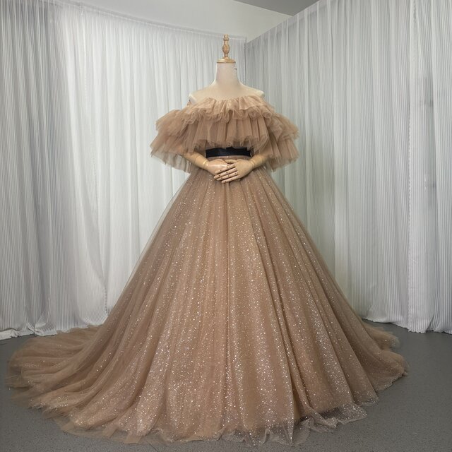 人気上昇！カラードレス シャンパン色 オフショルダー キラキラチュール ロングトレーン 披露宴