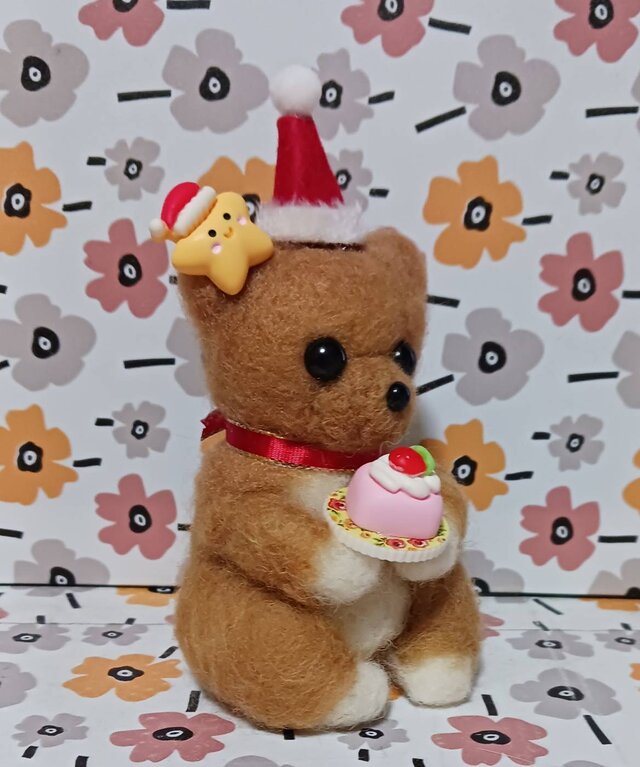 羊毛フェルト サンタ帽のクマたん 早くケーキ食べたいなー | iichi