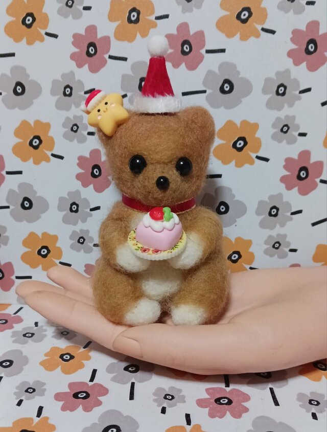 羊毛フェルト サンタ帽のクマたん 早くケーキ食べたいなー | iichi