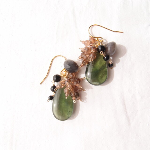 【K14gf】Green apatite × Andalusite Earrings／グリーンアパタイトドロップ フリンジピアス