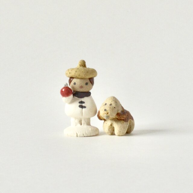 りんごを持った人と犬