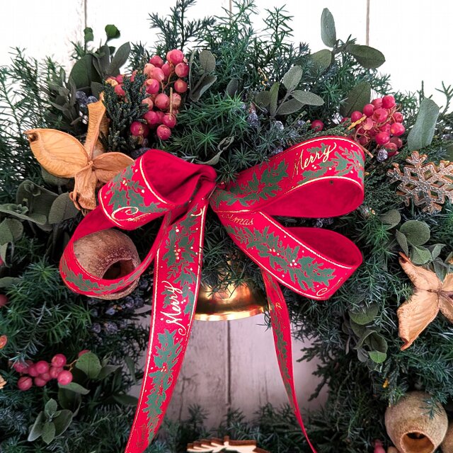 野バラの実やベルギーナッツを紡いだ　ベル付き　三日月　クリスマス　リース クリスマスリース 34cmナチュラルデコリース ひいらぎと野バラ