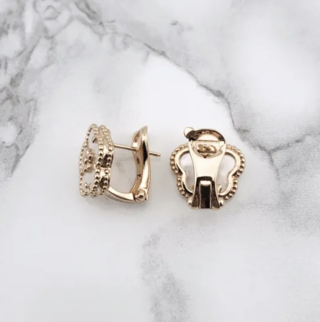 幸せのプラムフラワーピアス 15mm（マザーオブパール）【高品質！送料