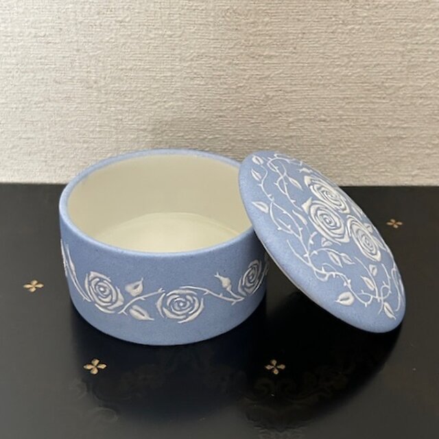 ジャスパーウェアのようなバラの蓋物