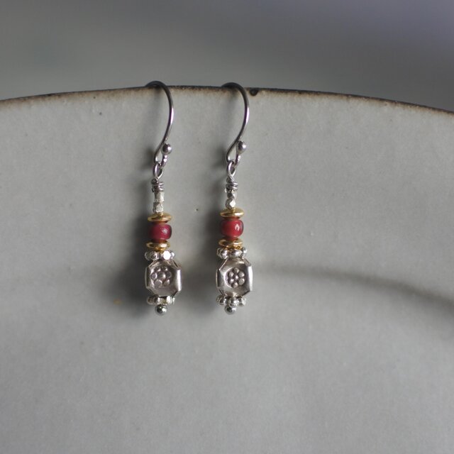 ナガ族アンティークビーズとジャワ極小アンティークビーズとカレンのシルバーのピアス ナガ族アンティークビーズとジャワ極小アンティークビーズと