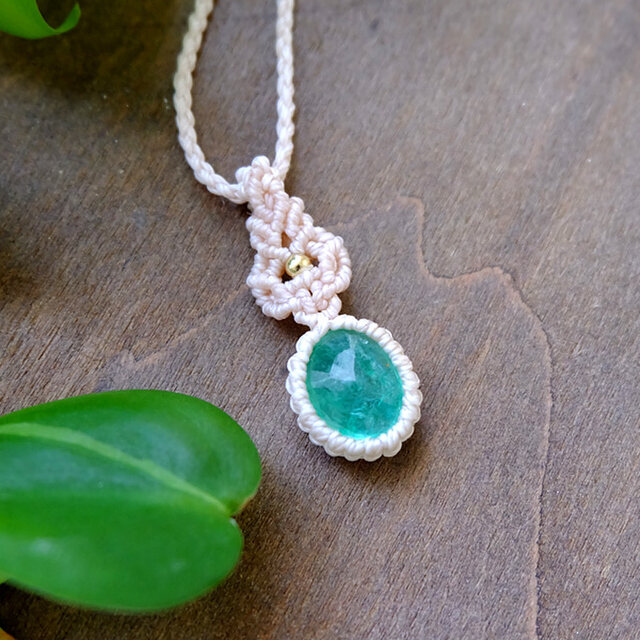 エメラルド（コロンビア産） 天然石マクラメ編みミニペンダント