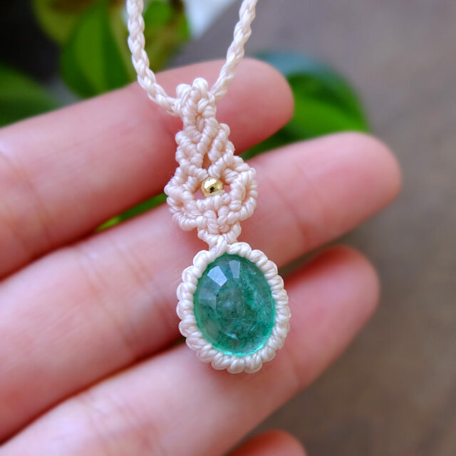 エメラルド（コロンビア産） 天然石マクラメ編みミニペンダント