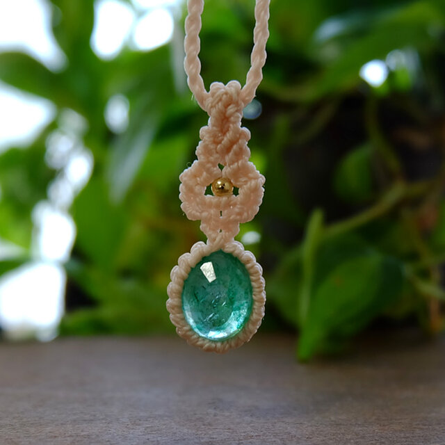 エメラルド（コロンビア産） 天然石マクラメ編みミニペンダント