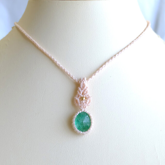 エメラルド（コロンビア産） 天然石マクラメ編みミニペンダント