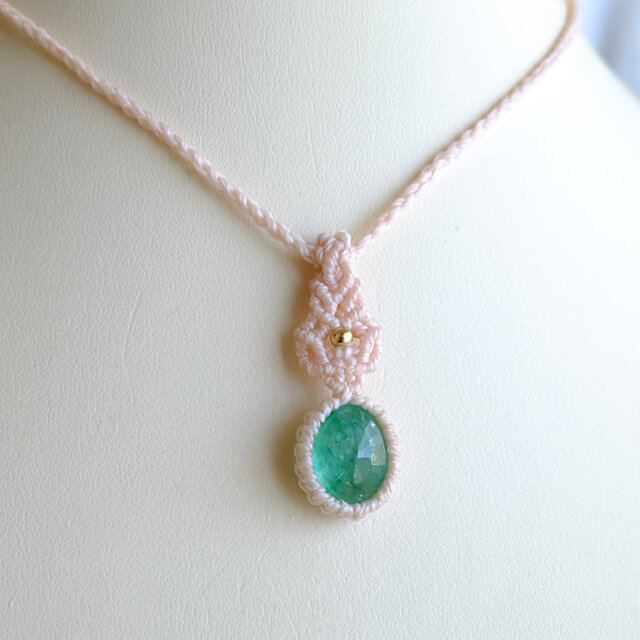 エメラルド（コロンビア産） 天然石マクラメ編みミニペンダント