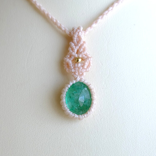 エメラルド（コロンビア産） 天然石マクラメ編みミニペンダント