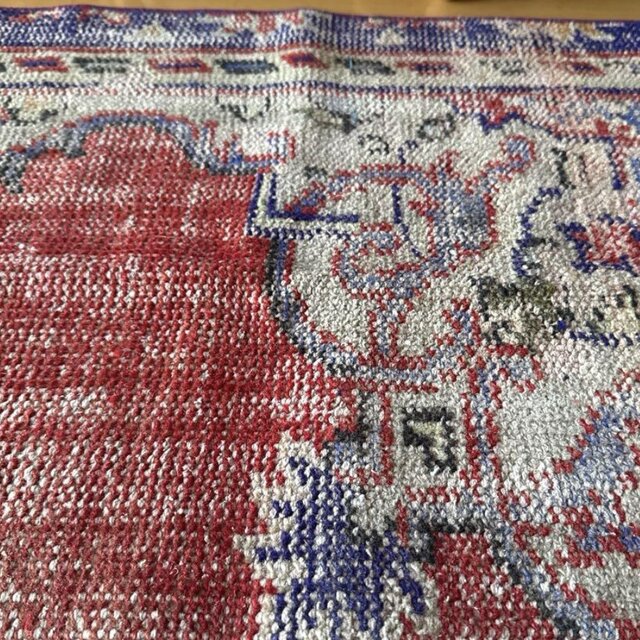 59×112 アンティークレッド×ブルー　擦れシャビー　トルコヴィンテージラグ 59×112 アンティークレッド×ブルー 擦れシャビー トルコヴィンテージ