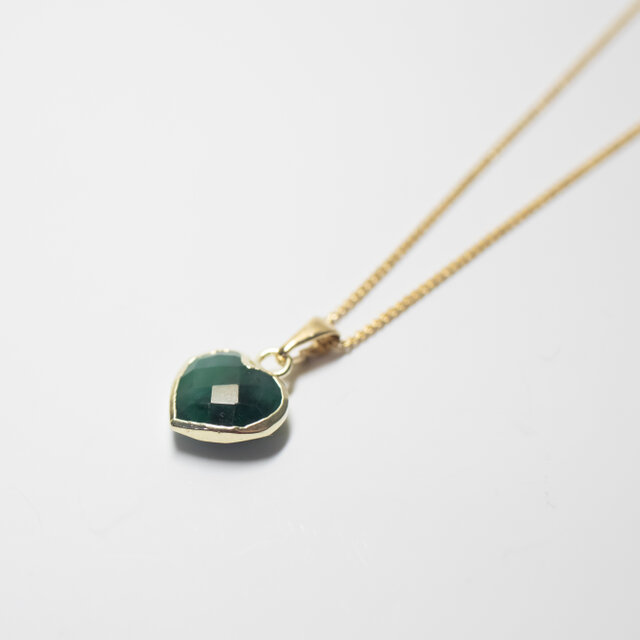 エメラルド 天然石のハート型ネックレス【アジャスター付きで