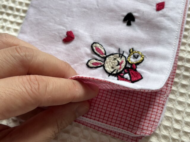 手刺繍ハンカチ（アリスのうさぎ） | iichi 日々の暮らしを