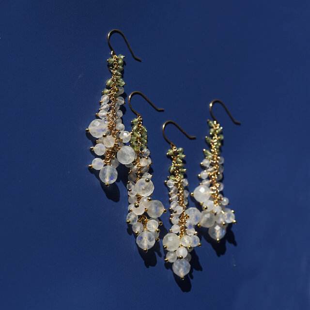 ロイヤルブルームーンストーンによる白のデルフィニウムのピアス　～Delfina