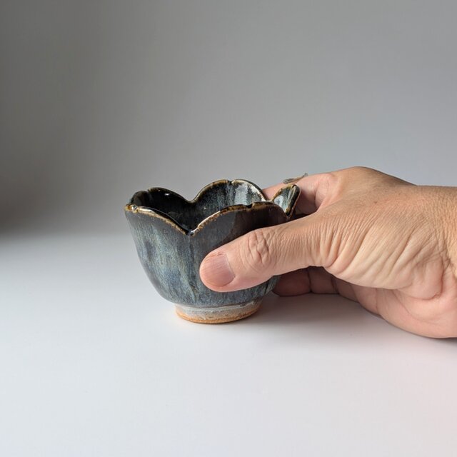 海鼠釉 花形小鉢｜和モダンな食卓を彩る手仕事の器 | iichi 日々の