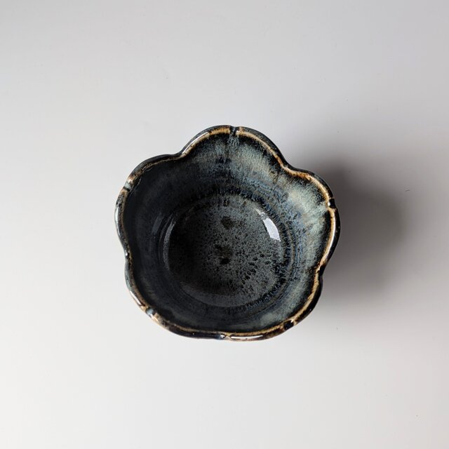 海鼠釉 花形小鉢｜和モダンな食卓を彩る手仕事の器 | iichi 日々の