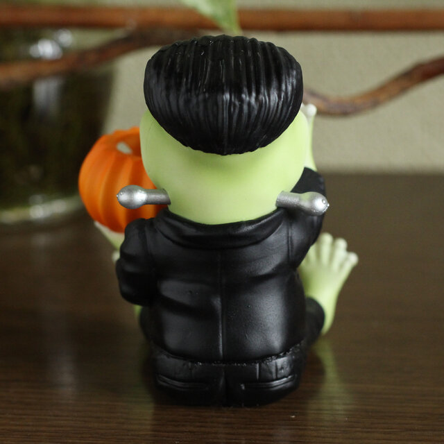 ハロウィンでお菓子を食べ尽くすために現れたモンスターカエル