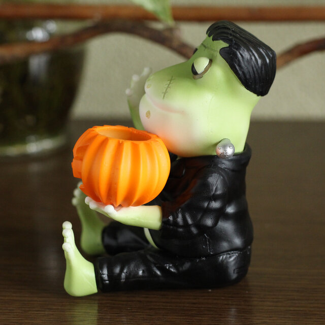 ハロウィンでお菓子を食べ尽くすために現れたモンスターカエル