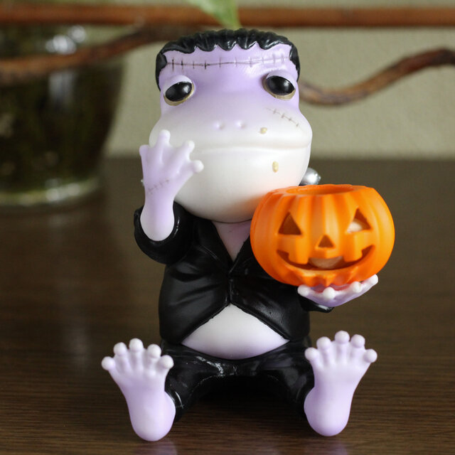 ハロウィンでお菓子を食べ尽くすために現れたモンスターカエル