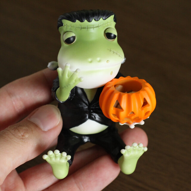 ハロウィンでお菓子を食べ尽くすために現れたモンスターカエル