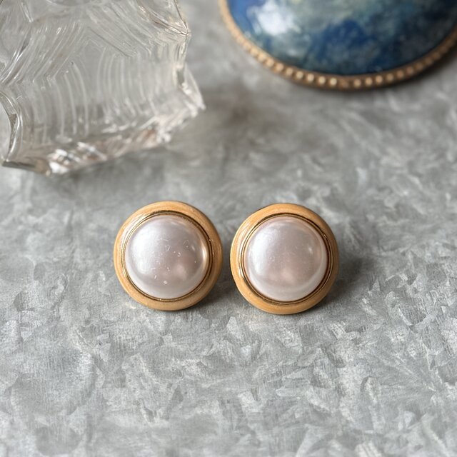 P725-ヴィンテージピアス U.S.A. 1980's Fake Pearl Beige Enamel Paint