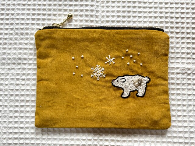 手刺繍のファスナーポーチ（しろくま） | iichi 日々の暮らしを