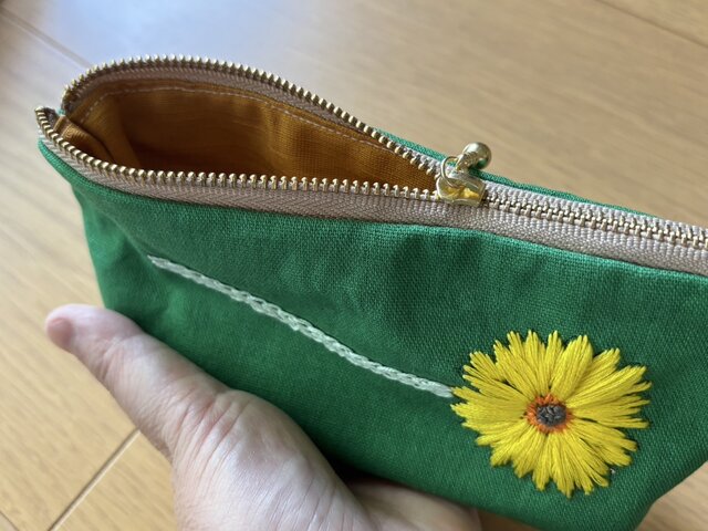 手刺繍のファスナーポーチ（ガーベラ） | iichi 日々の暮らしを