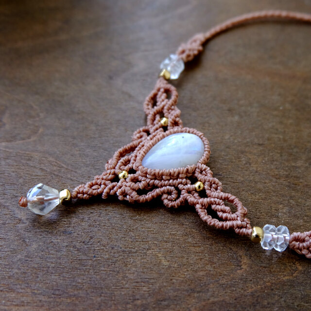 ムーンストーン（インド産）6月誕生石・水晶（ブラジル産） マクラメ