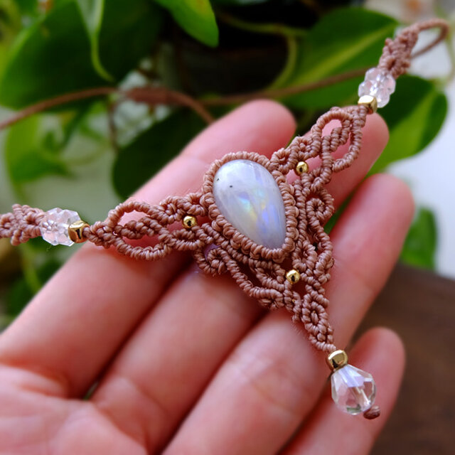 ムーンストーン（インド産）6月誕生石・水晶（ブラジル産） マクラメ