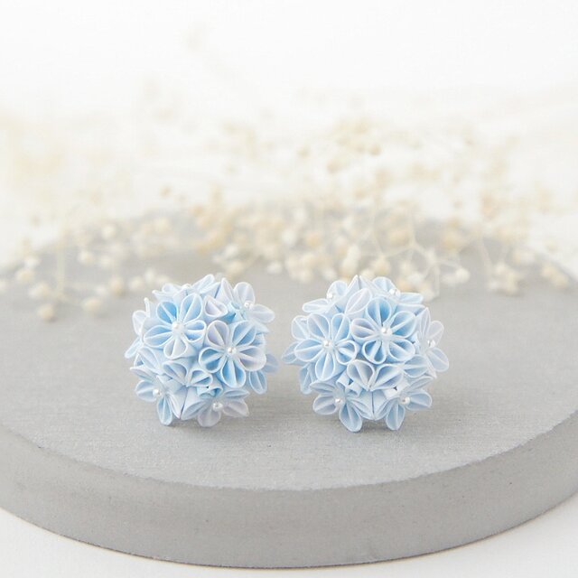スタッドピアス 「 空色の花 」 つまみ細工 水色 青色 パステルブルー 和装 入学式 卒業式 チタン 金属アレルギー