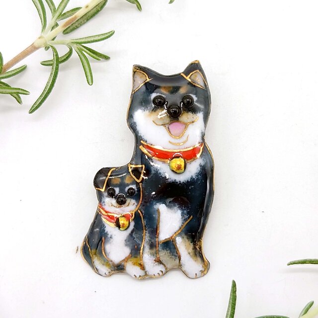 黒柴犬（2023親子）の七宝焼ブローチ【受注制作】